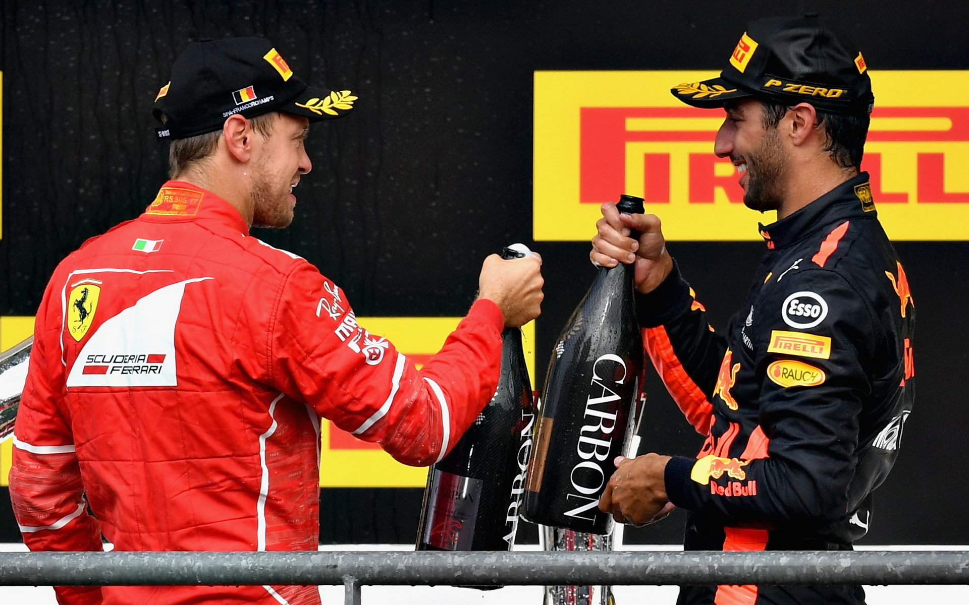 Daniel Ricciardo a Sebastian Vettel na pódiu po závodě v Belgii