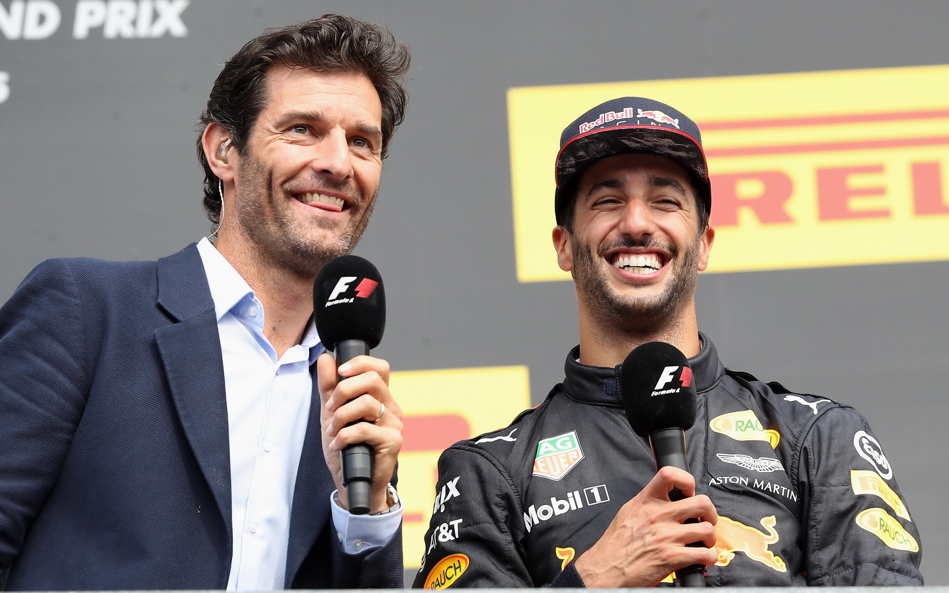 Mark Webber při rozhovoru s Danielem Ricciardem na pódiu po závodě v Belgii