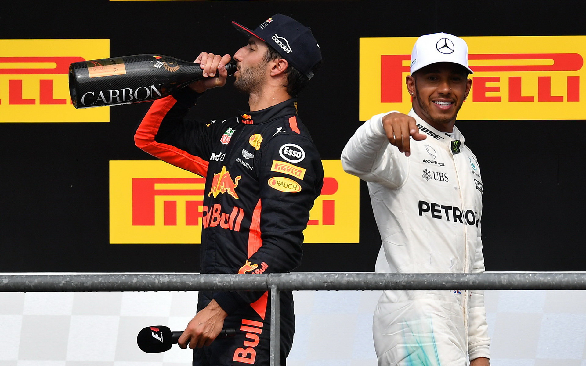 Daniel Ricciardoa Lewis Hamilton na pódiu po závodě v Belgii