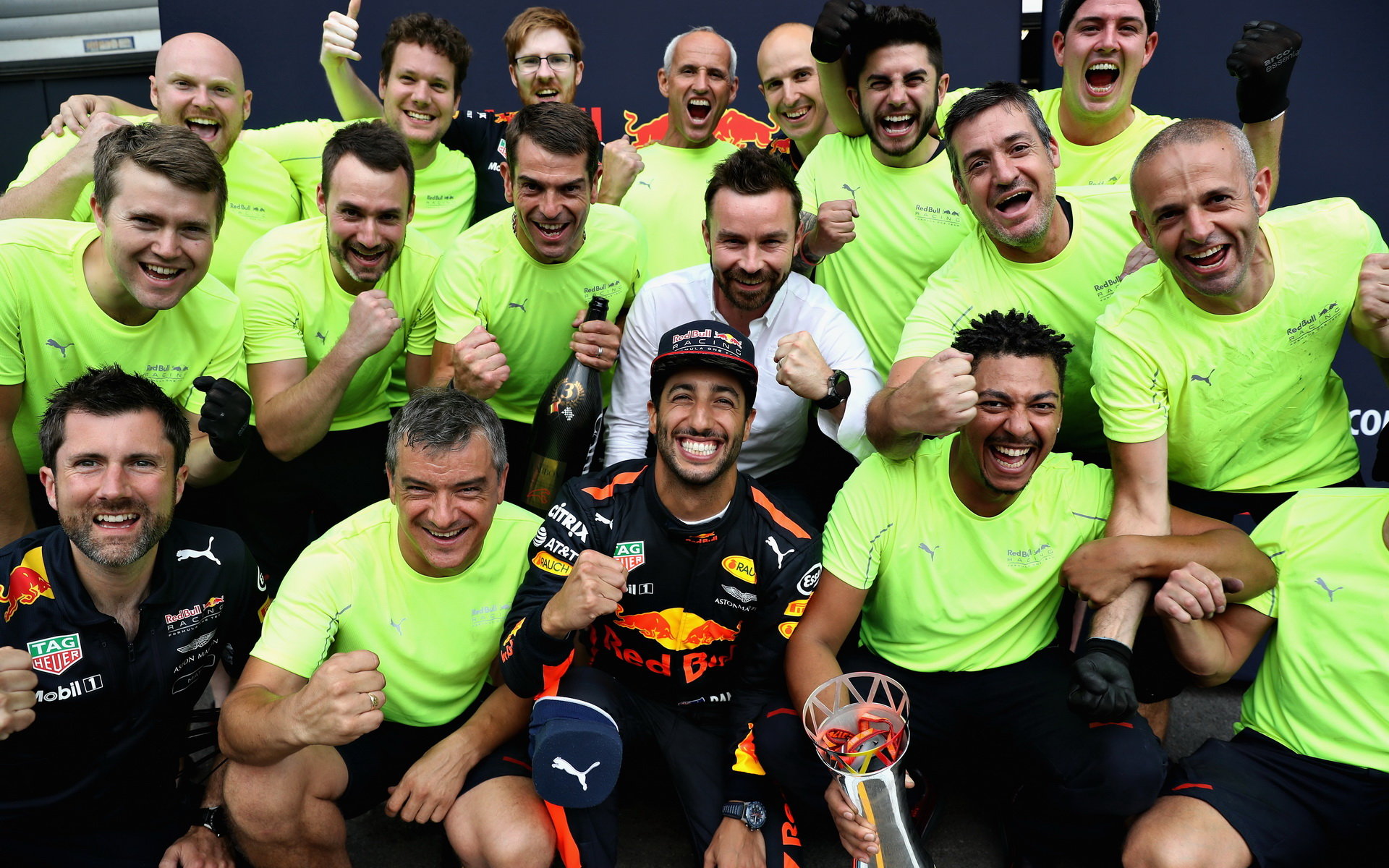 Daniel Ricciardo se svými mechaniky po závodě v Belgii