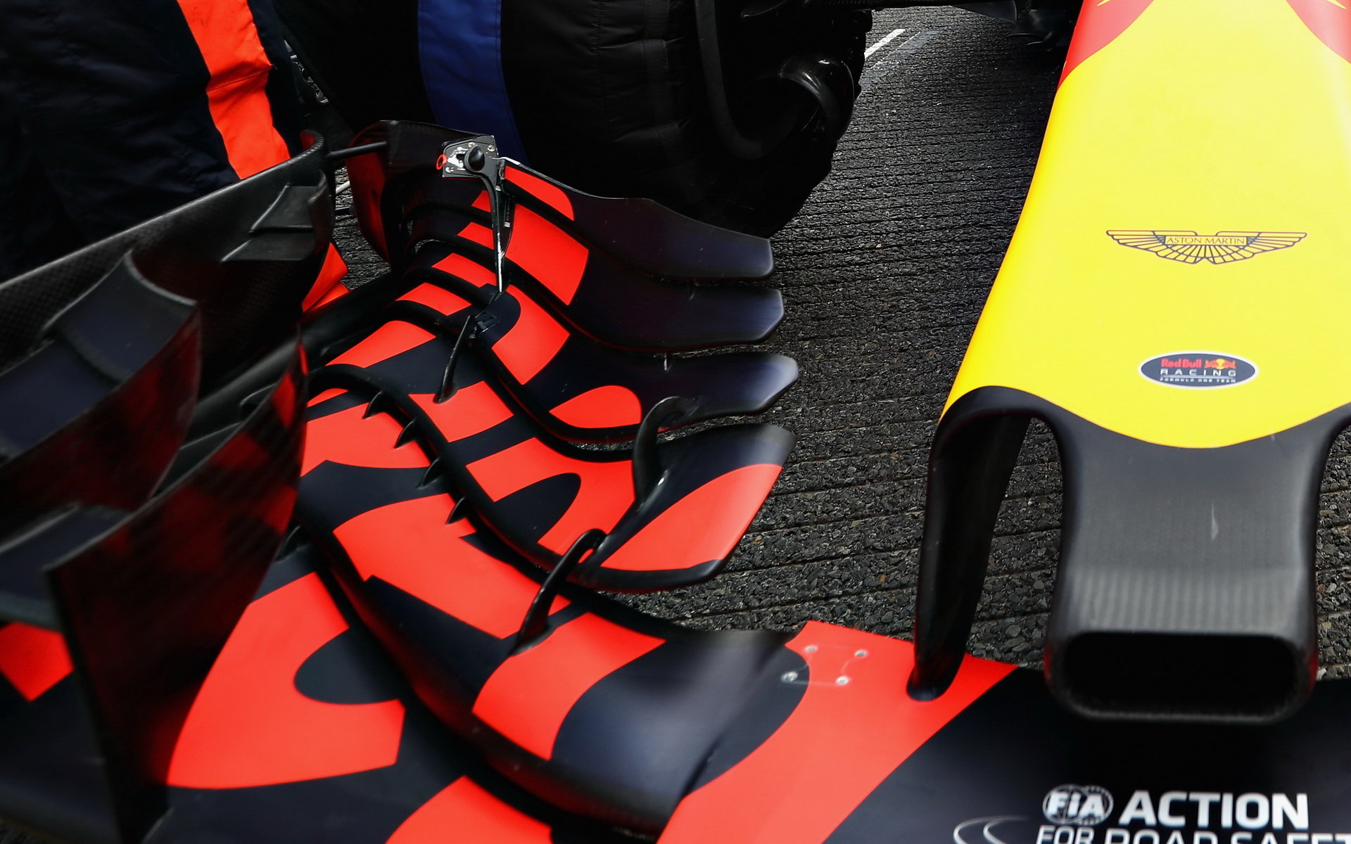 Detail přední křídla vozu Red Bull | Red Bull RB13 - Renault v Belgii