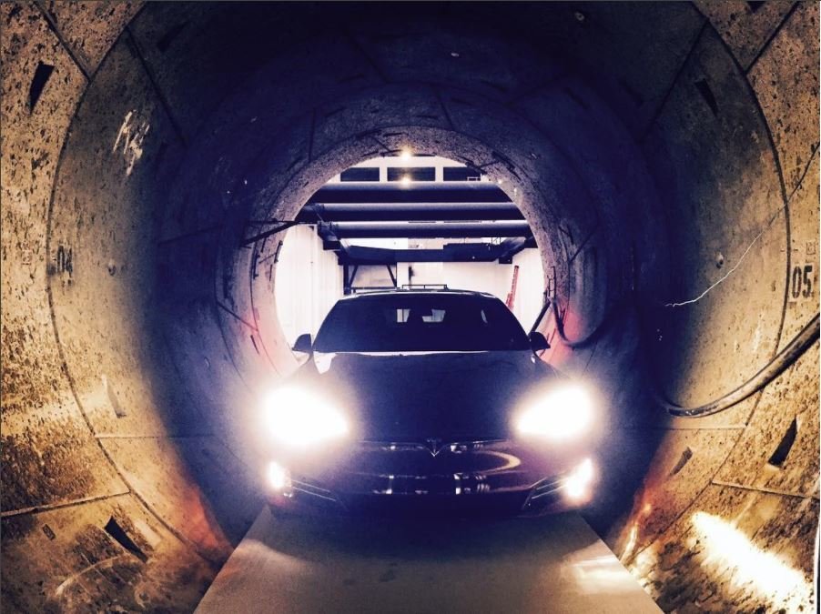 Tesla model S v tunelech Boring Company