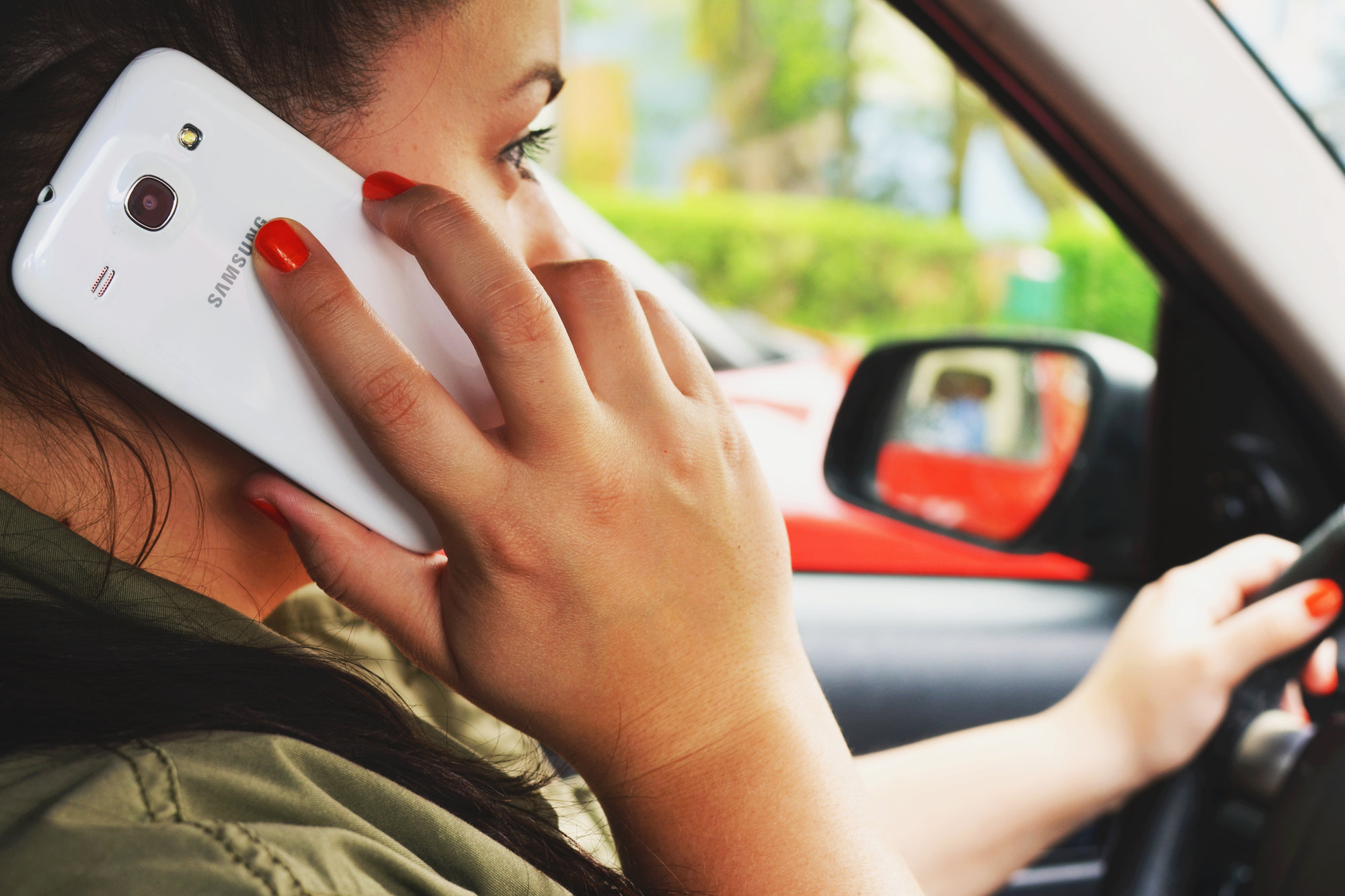 Telefonování za volantem se věnuje až 36% respondentů