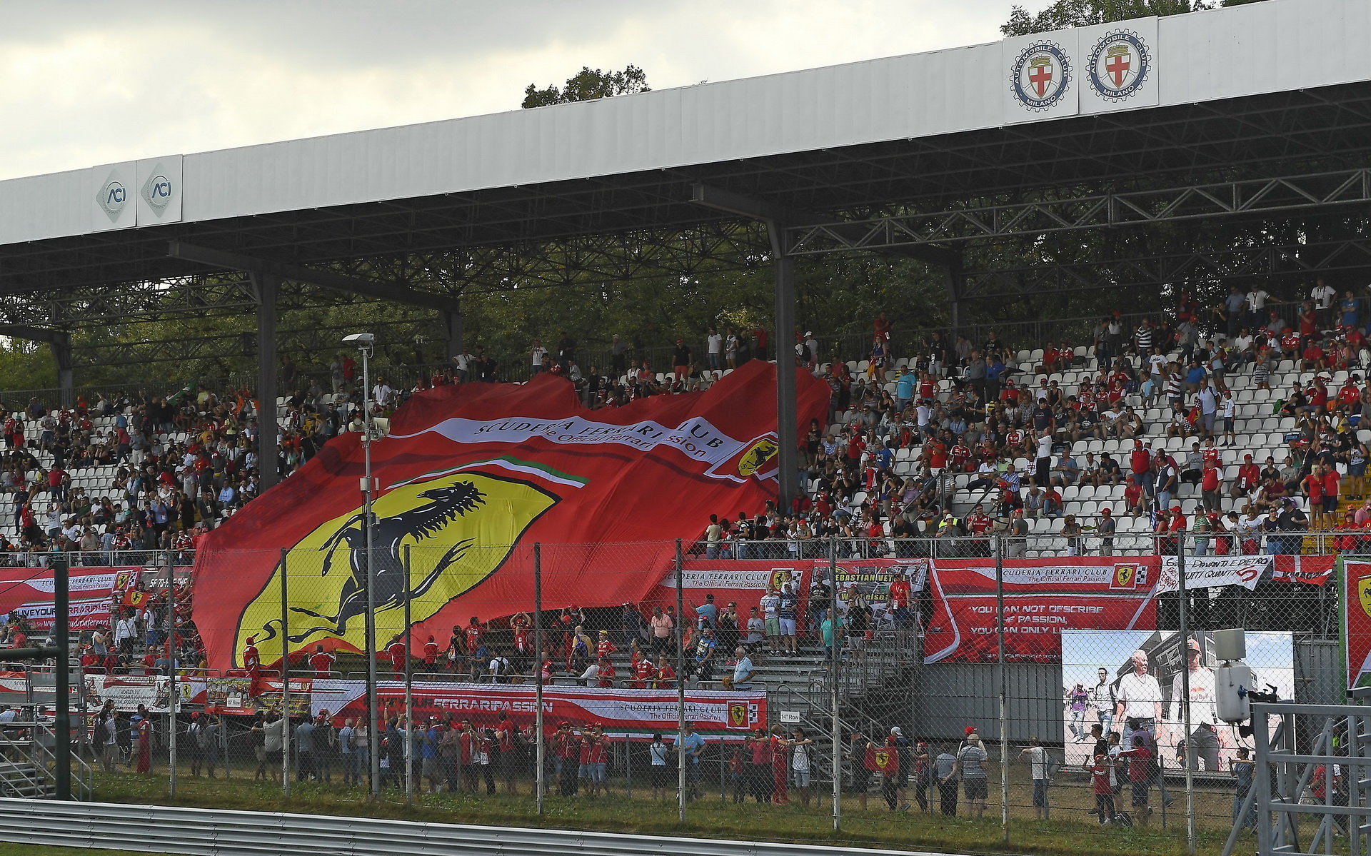 Fanoušci týmu Ferrari - Tifosi při tréninku v Itálii