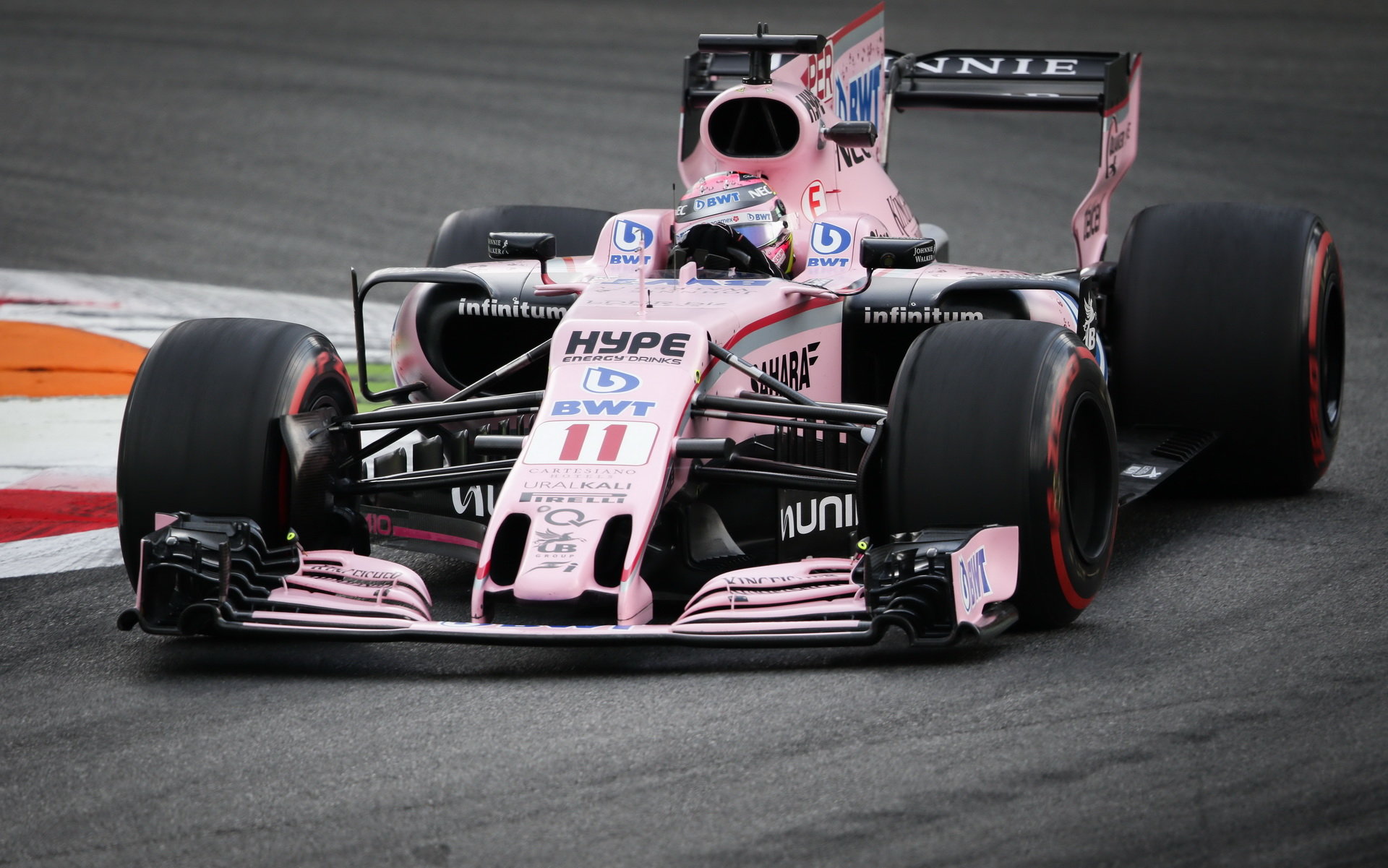 Sergio Pérez bude i nadále závodit s růžovým vozem