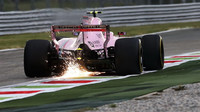 Esteban Ocon jiskří při tréninku v Itálii