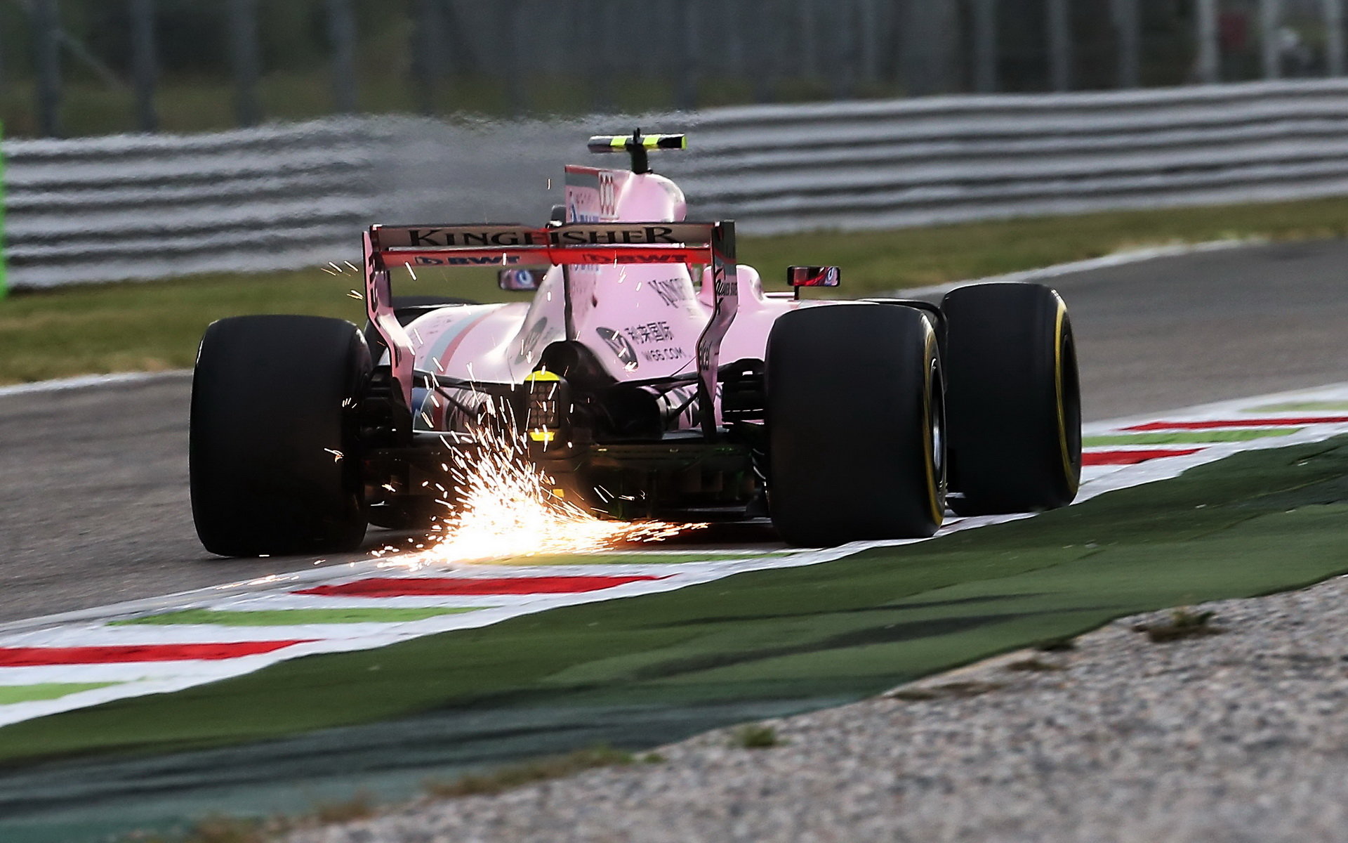 Esteban Ocon jiskří při tréninku v Itálii