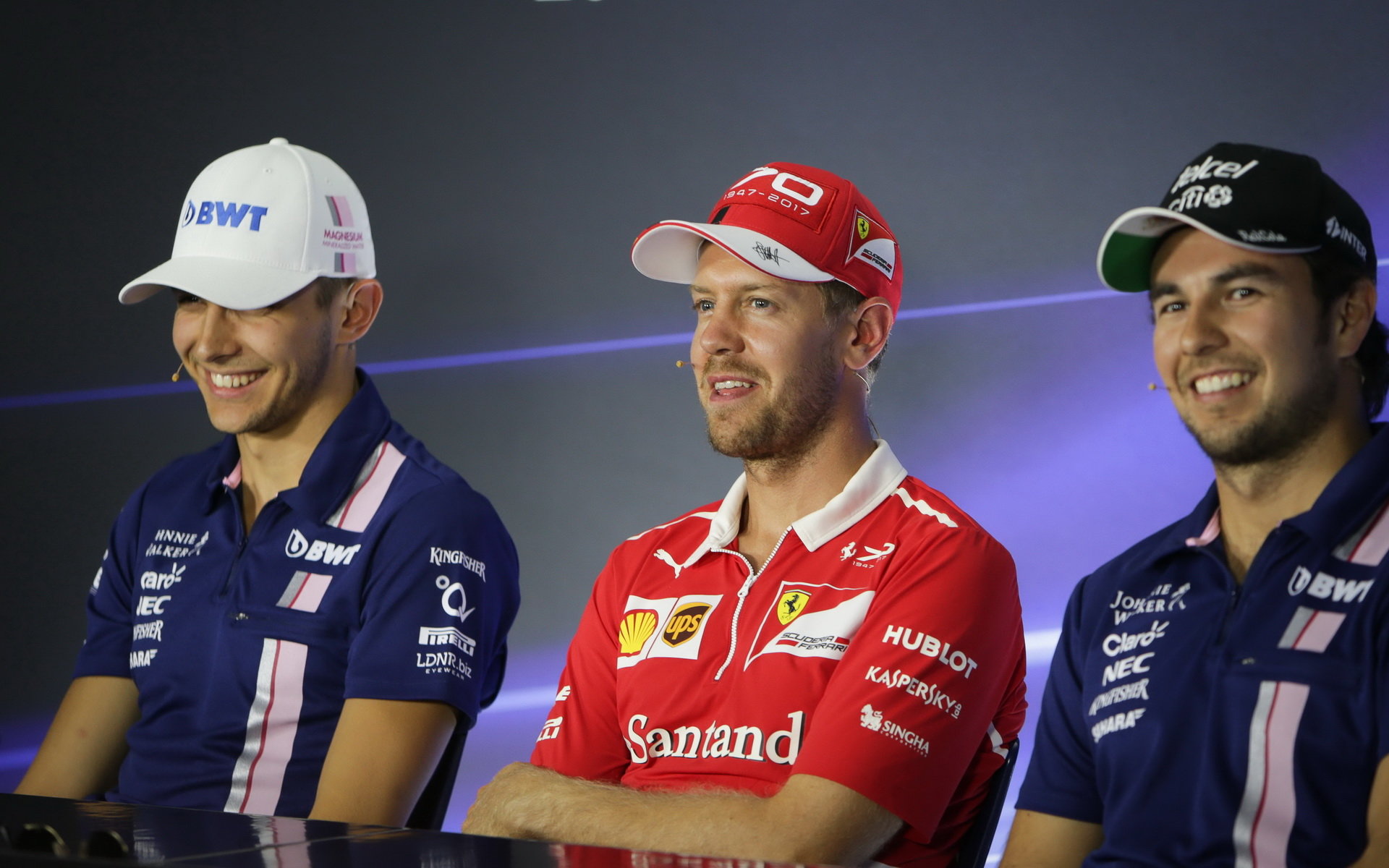Esteban Ocon, Sebastian Vettel a Sergio Pérez na tiskovce v Itálii