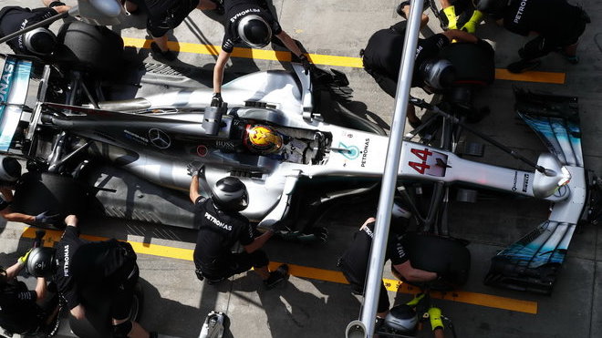 Lewis Hamilton v boxech u svých mechaniků