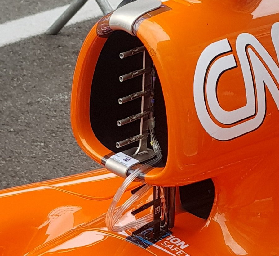 Pitotovy trubice v airboxu McLarenu