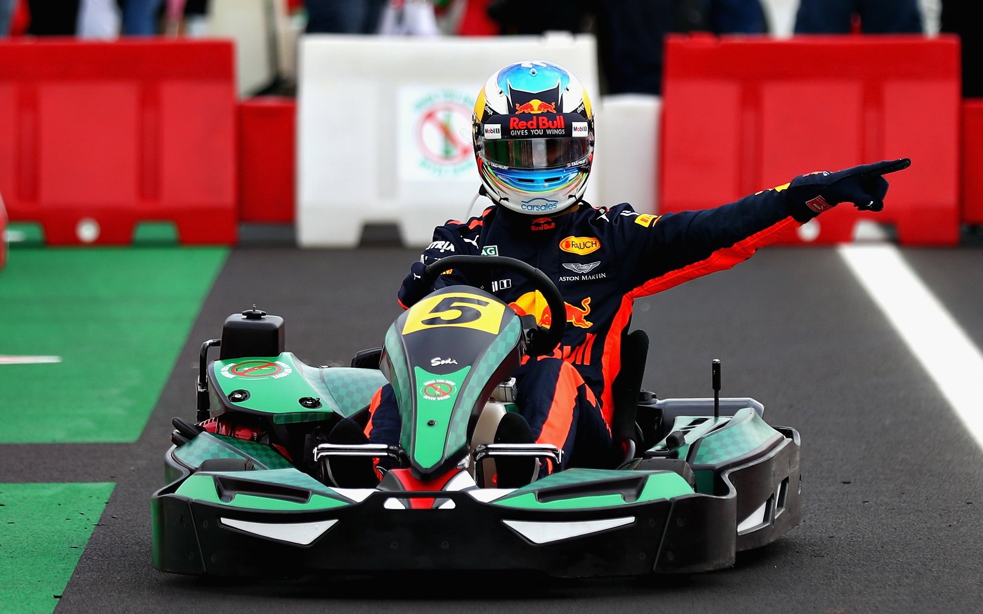 Daniel Ricciardo s motokárou v Itálii