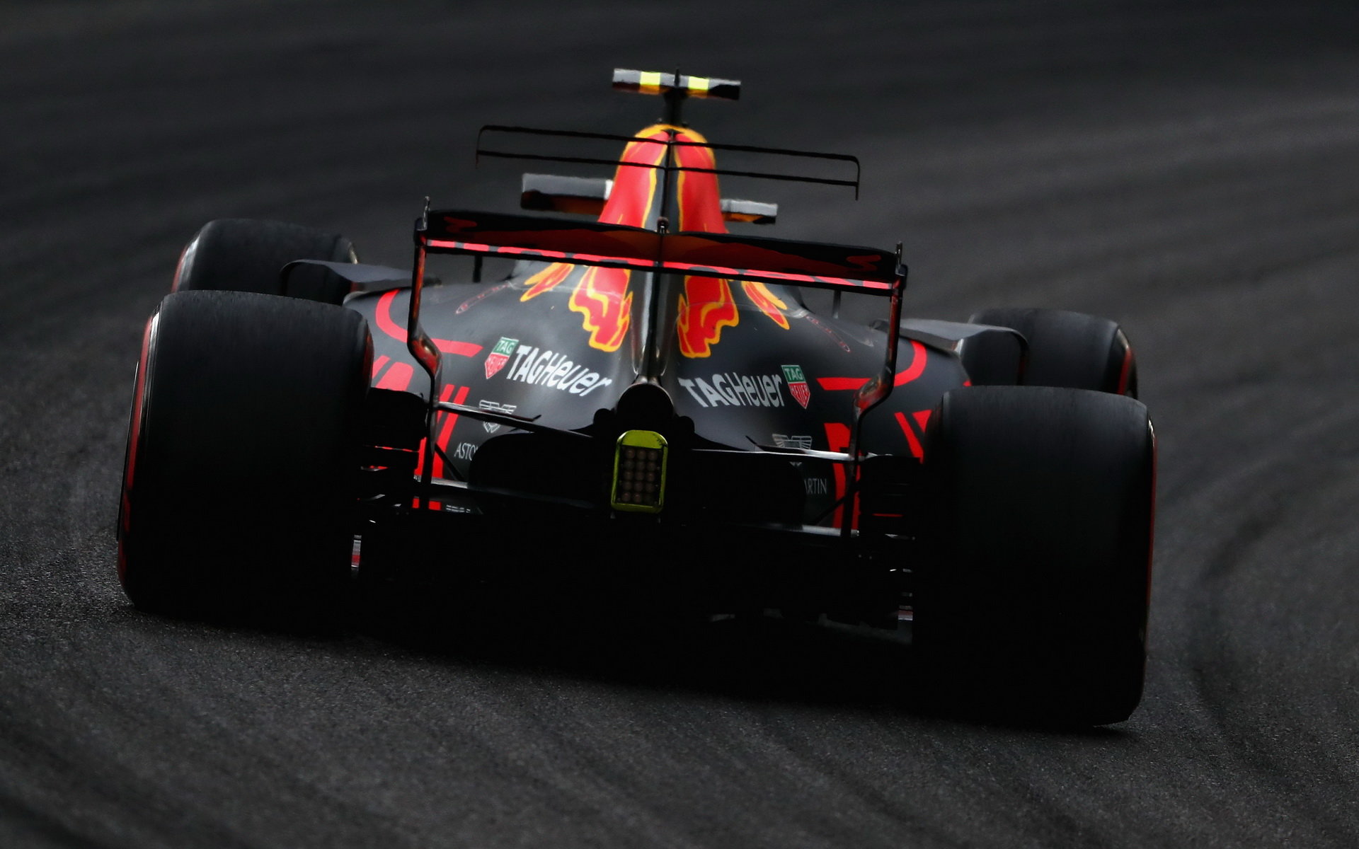 Red Bull, Renault a McLaren se posouvaly na roštu s oběma vozy