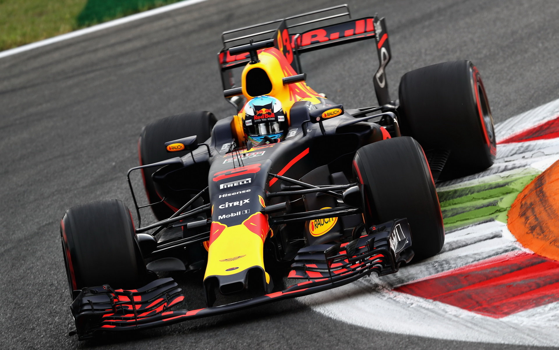 Daniel Ricciardo smazal obrovský deficit, ale na stupně vítězů to nestačilo