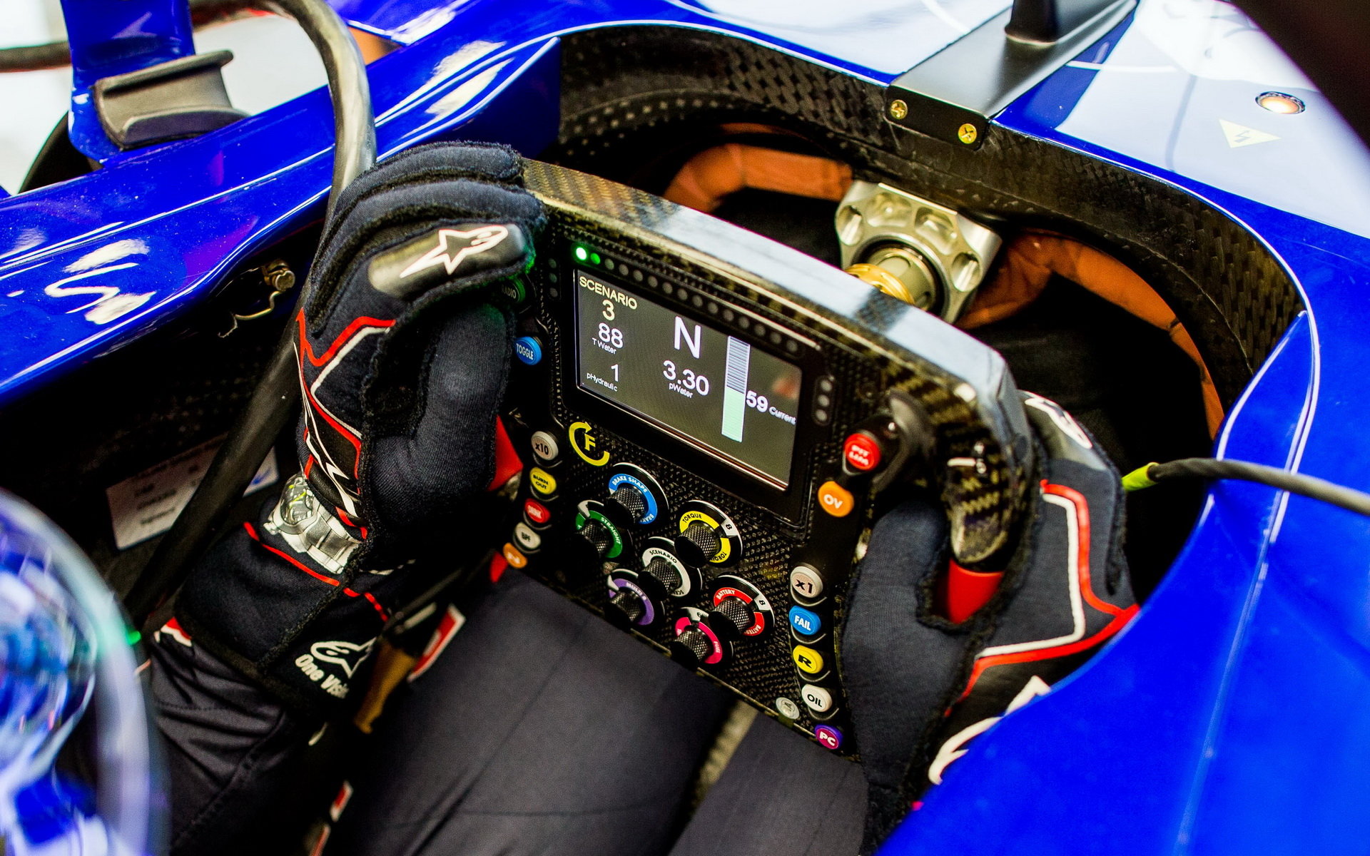 Volant vozu Toro Rosso STR12 - Renault při tréninku v Itálii