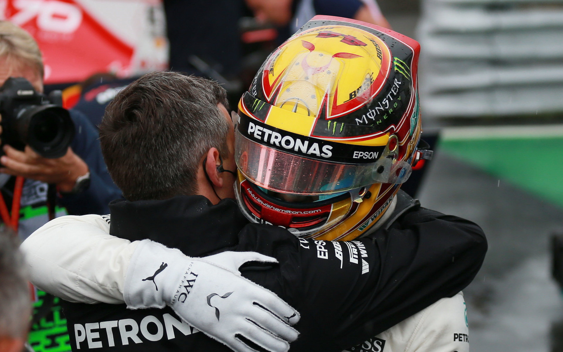Lewis Hamilton se raduje s pole position p deštivé kvalifikaci v Itálii