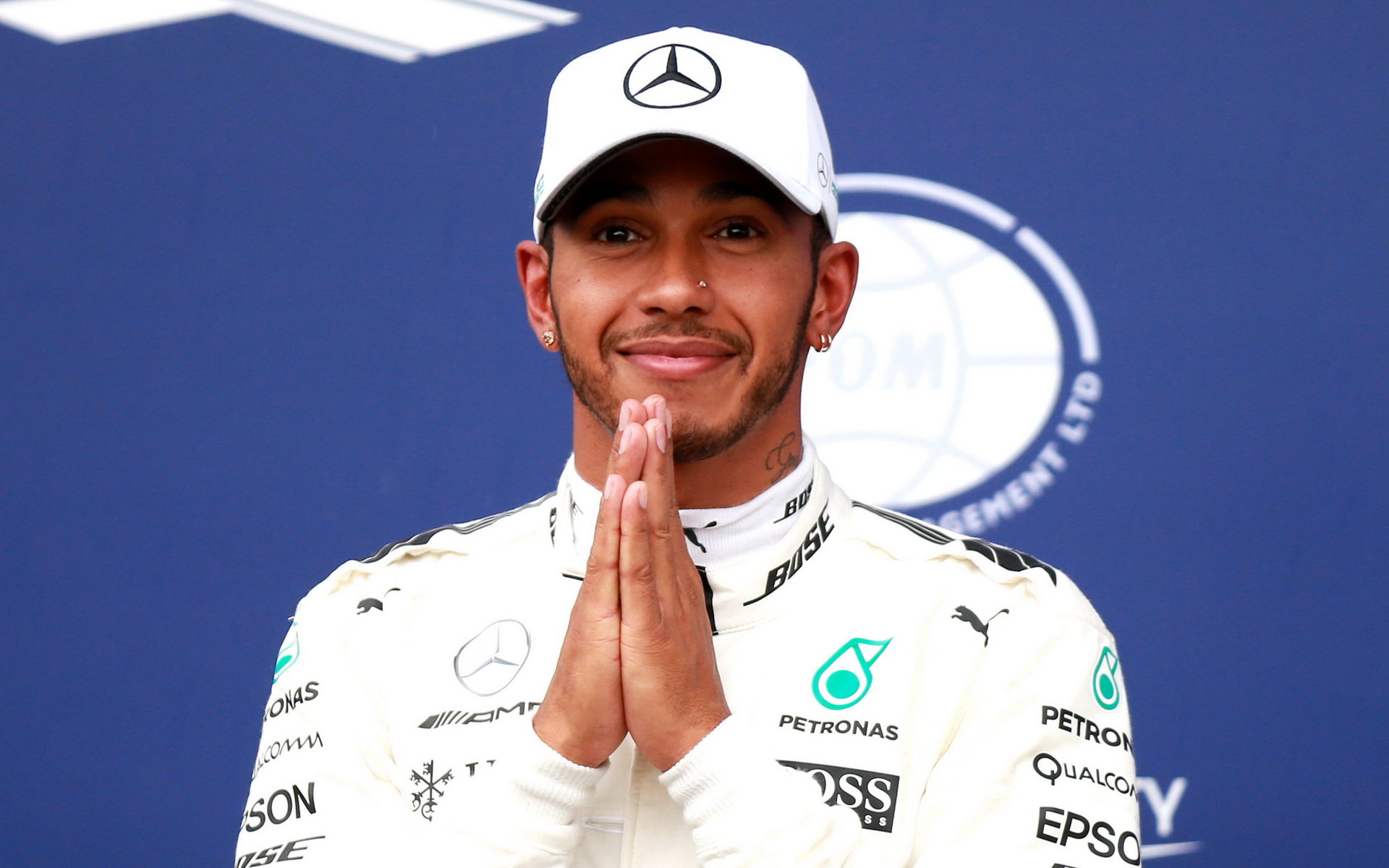 "Nejsem testovač, ale s testováním pneumatik pomůžu," hlásá hrdě Lewis Hamilton