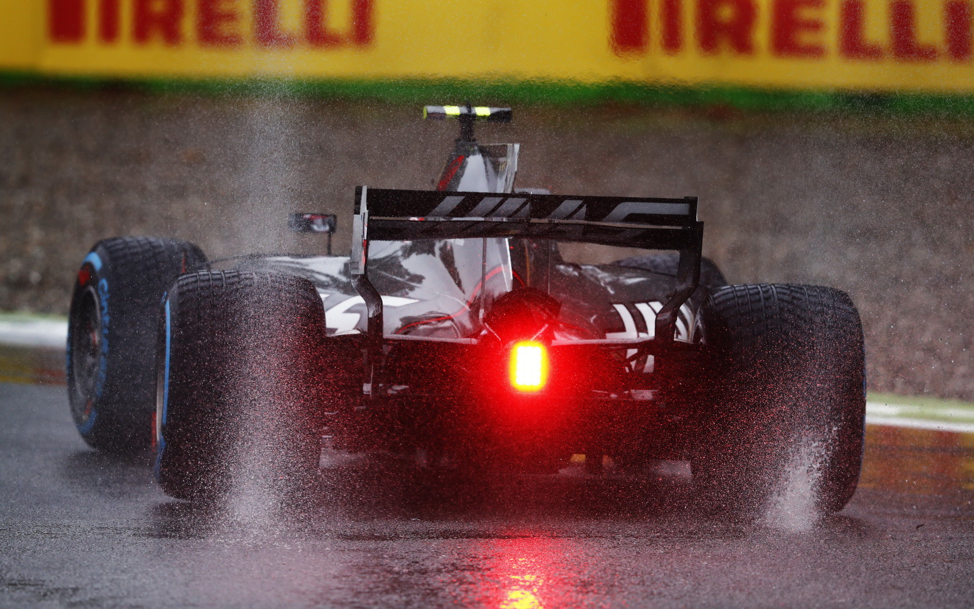 Kevin Magnussen za deštivé kvalifikace v Itálii