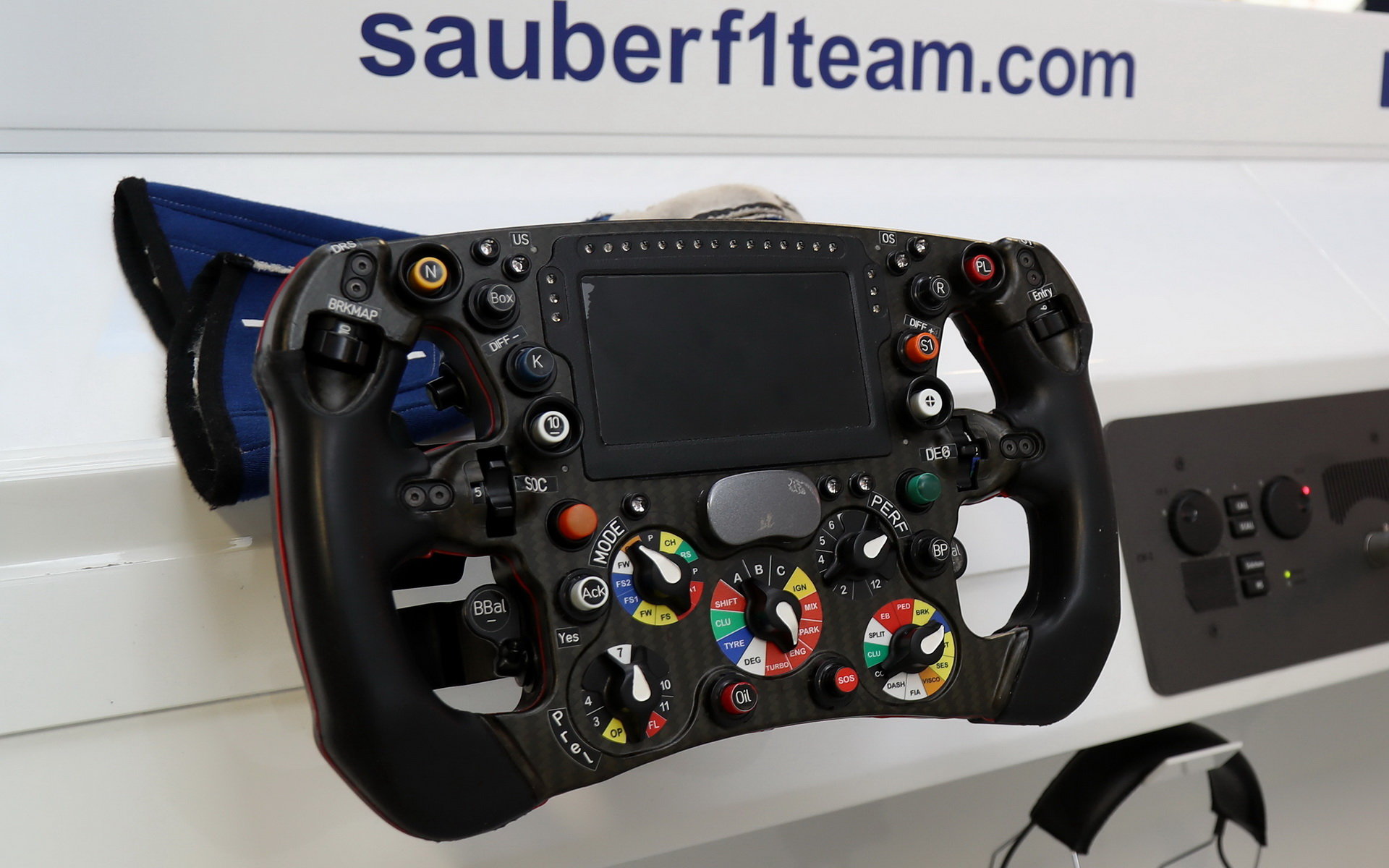 Volant vozu Sauber C36 - Ferrari v kvalifikaci v Itálii