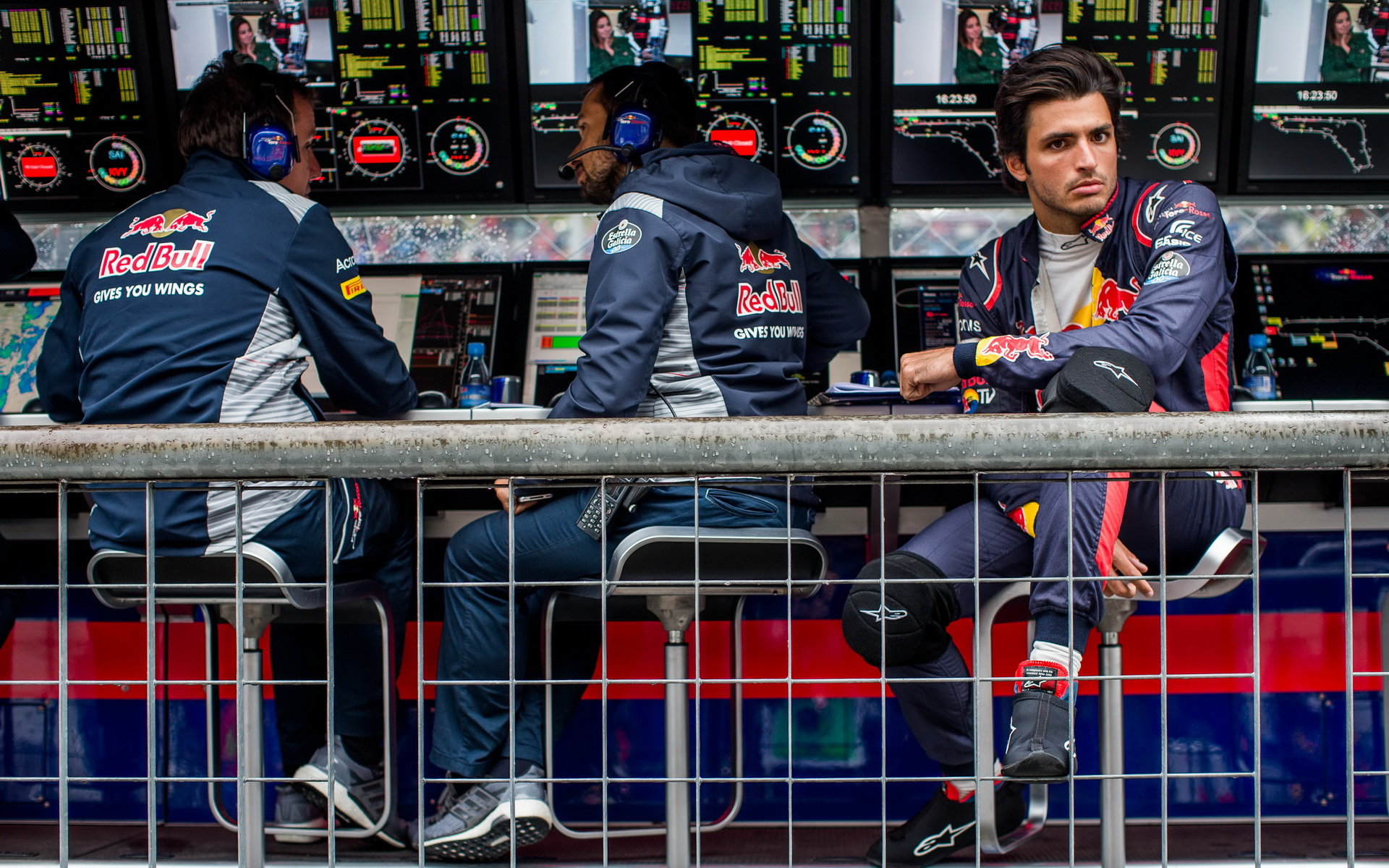 Carlos Sainz čeká na pitwall pokračování kvalifikace v Itálii
