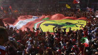 Fanoušci Ferrari - Tifosi pod pódiem po závodě v Itálii