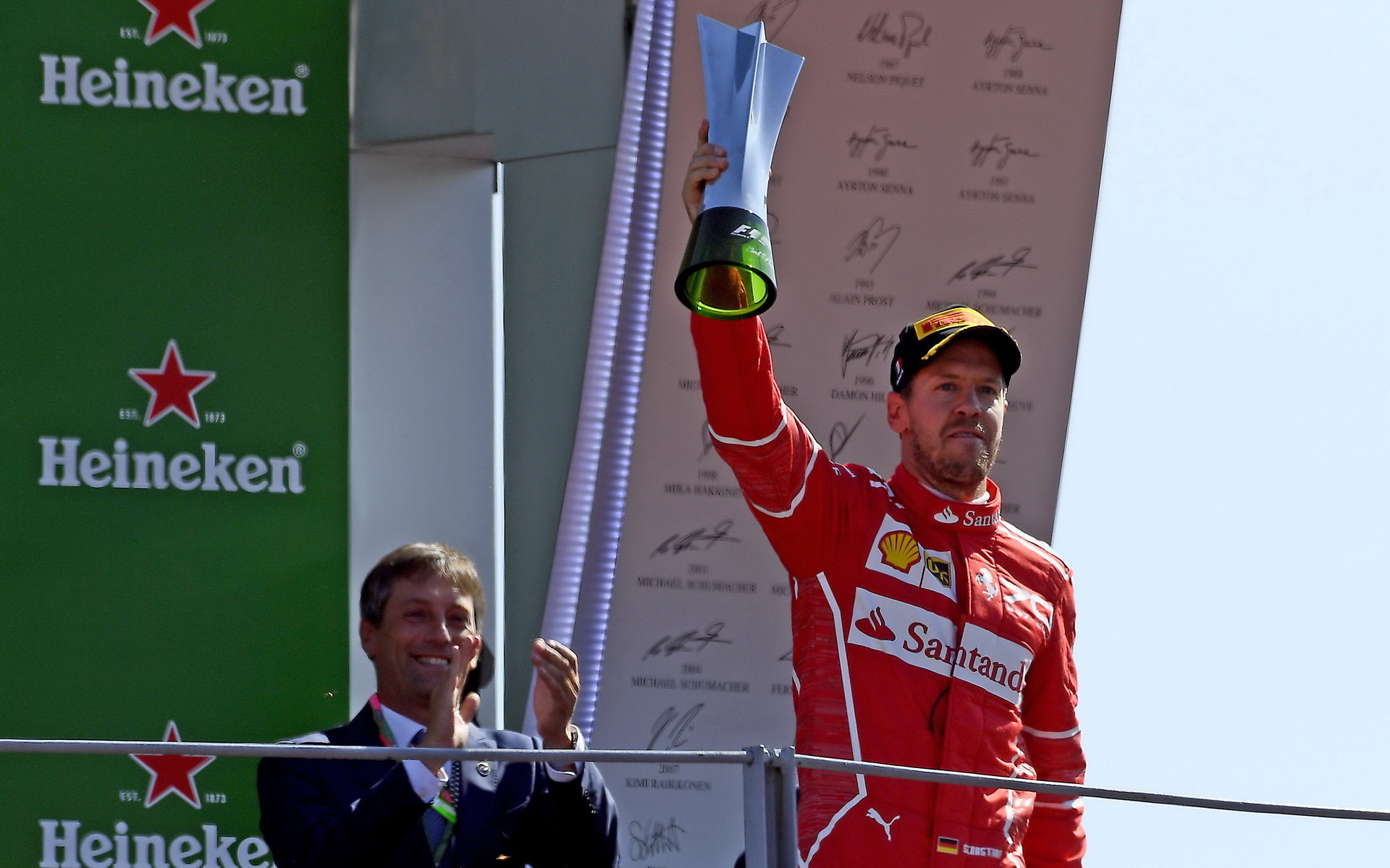 Sebastian Vettel na pódiu se svou trofejí po závodě v Itálii