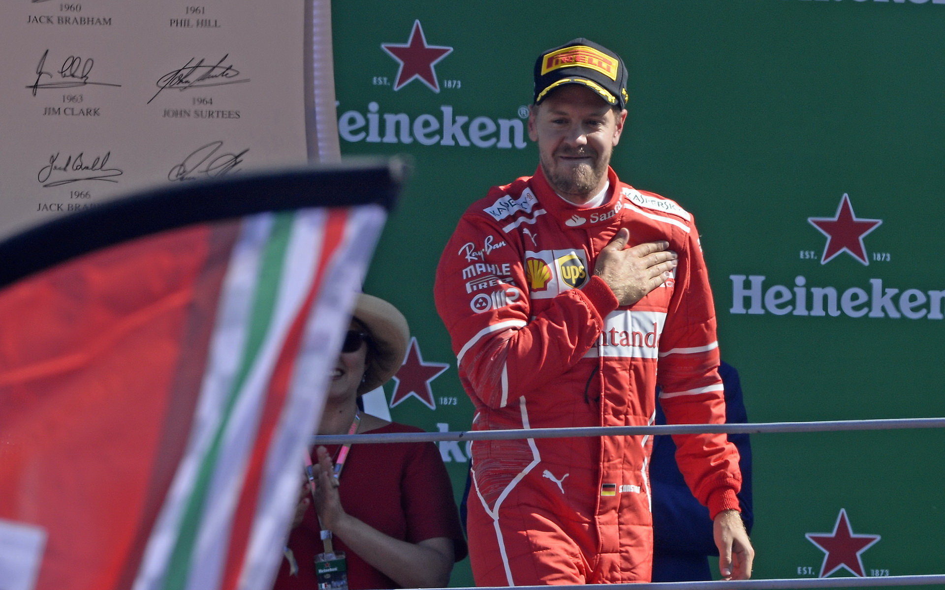 Sebastian Vettel na pódu po závodě v Itálii