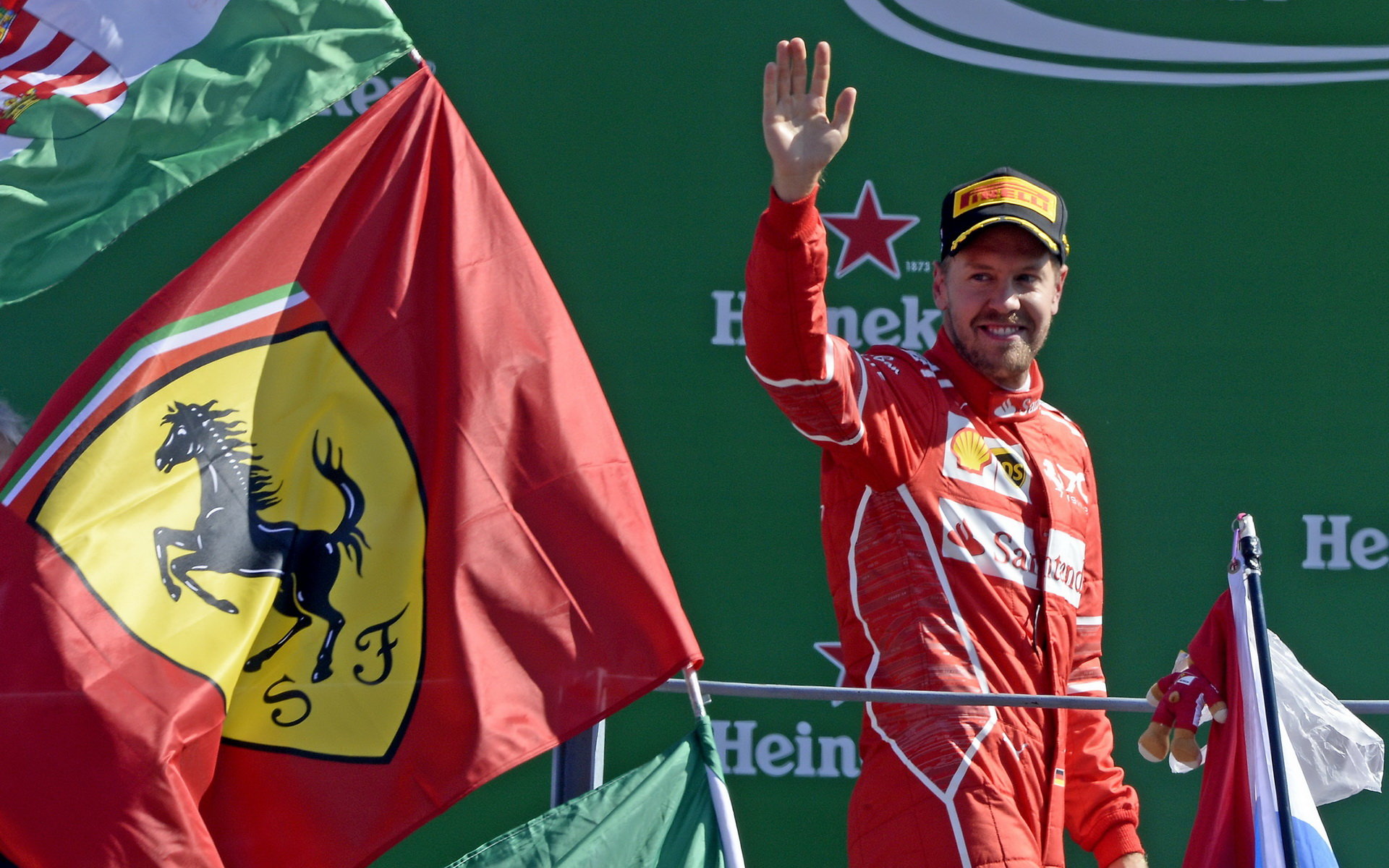 Sebastian Vettel na pódu po závodě v Itálii