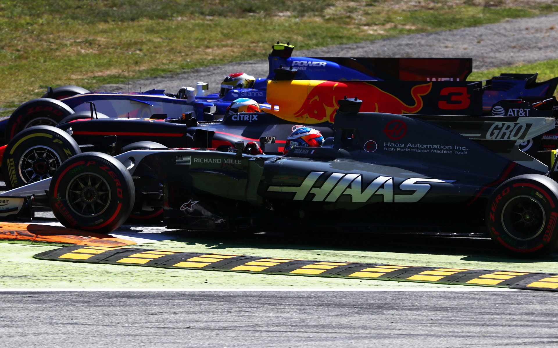 Romain Grosjean, Daniel Ricciardo a Pascal Wehrlein v závodě v Itálii