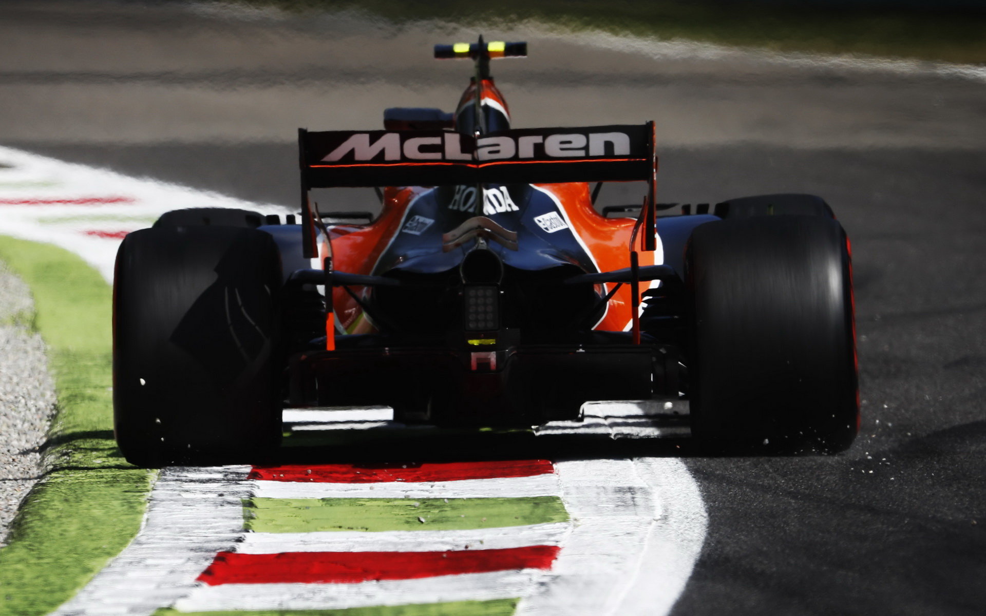 McLaren přechází na pohonné jednotky Renault
