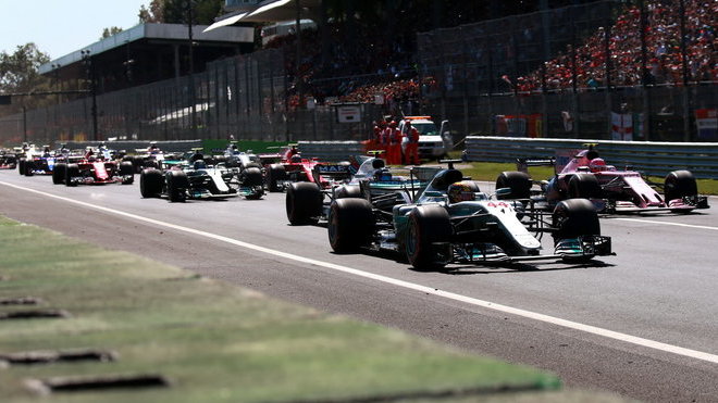 Lewis Hamilton při startu závodu v Itálii