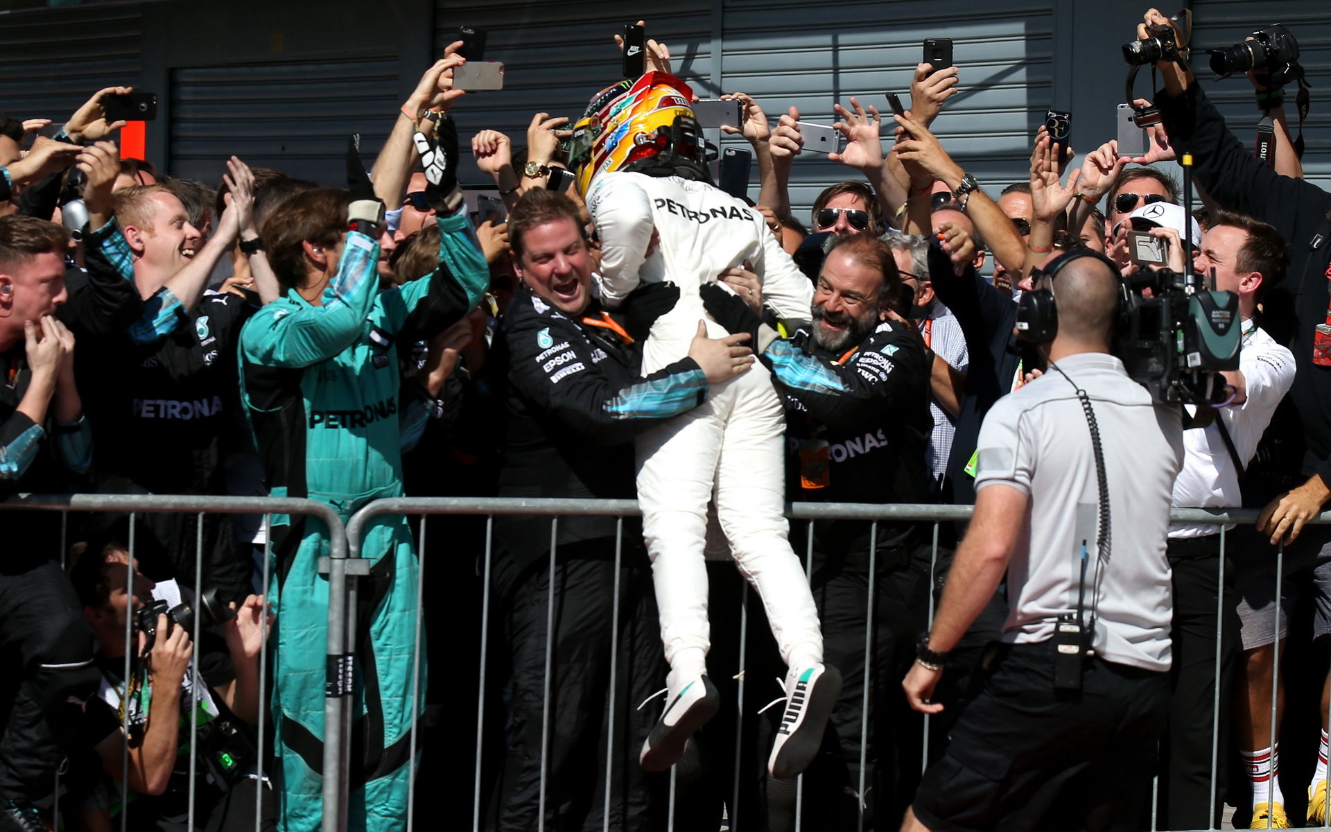 Lewis Hamilton se raduje s vítězství po závodě v Itálii