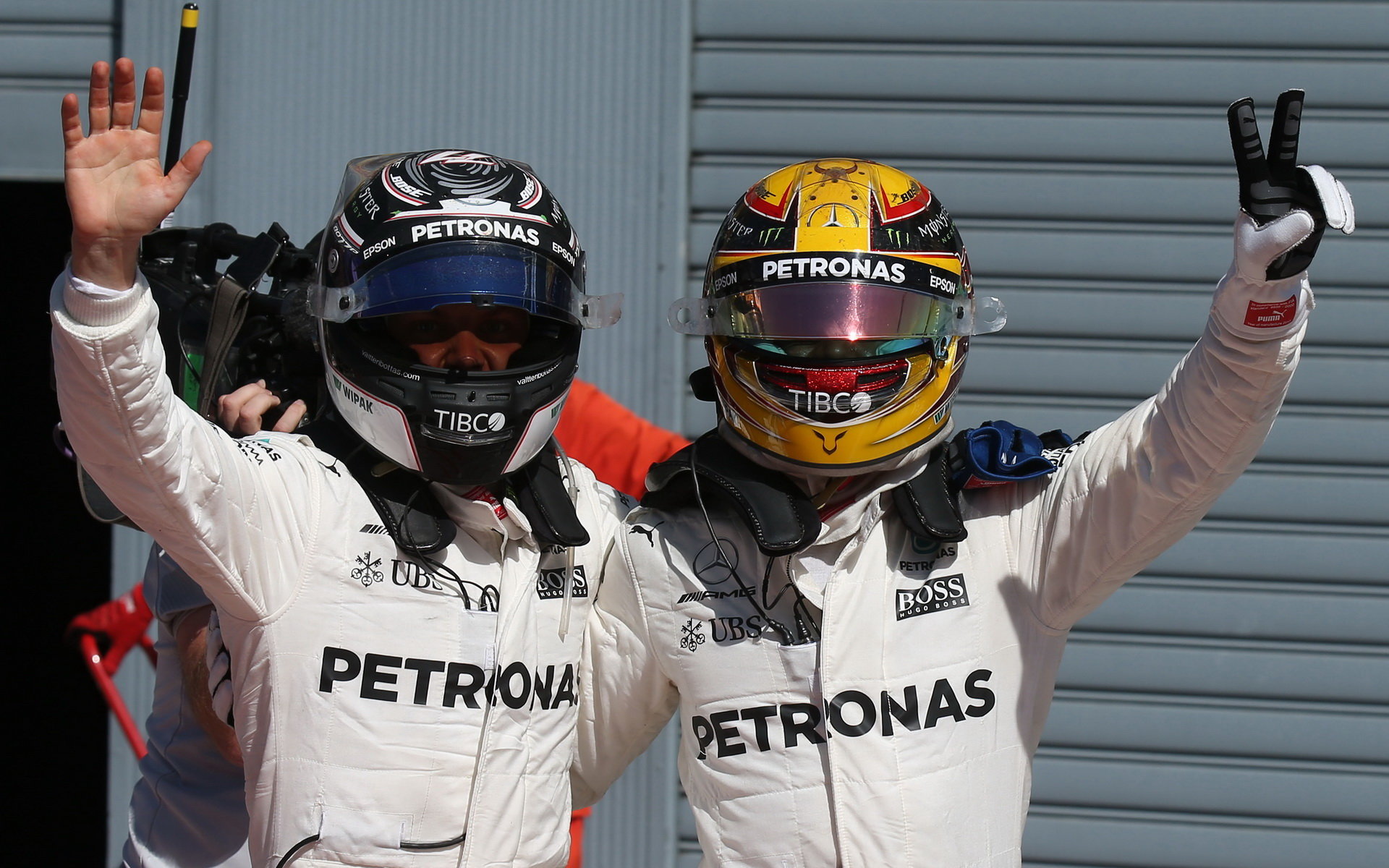 Lewis Hamilton a Valtteri Bottas po závodě v Itálii