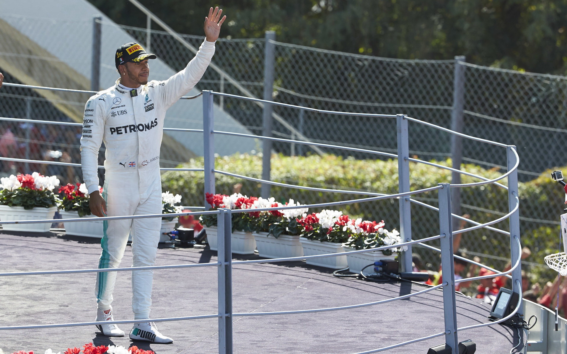 Lewis Hamilton na pódiu po závodě v Itálii