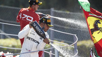 Lewis Hamilton a Sebastian Vettel na pódiu po závodě v Itálii