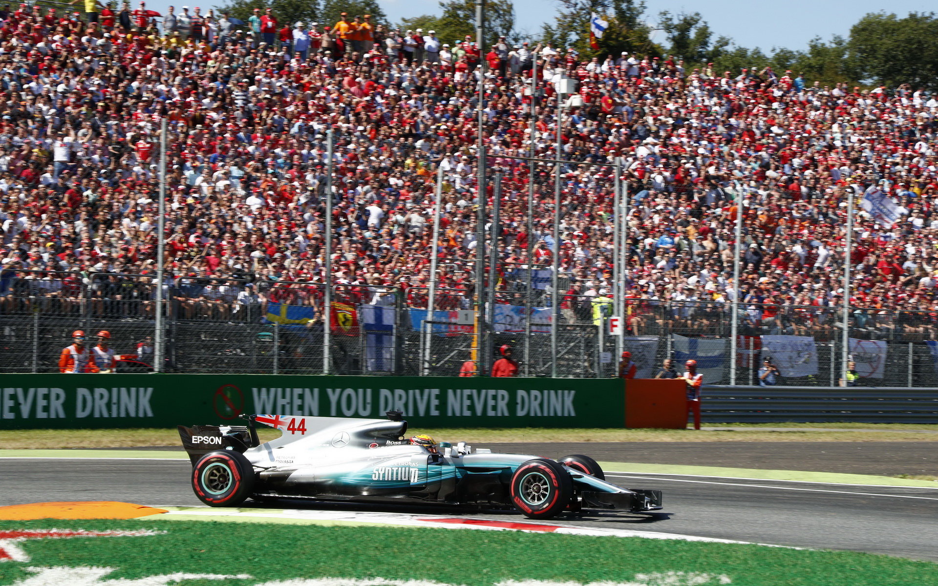 Lewis Hamilton v závodě v Itálii