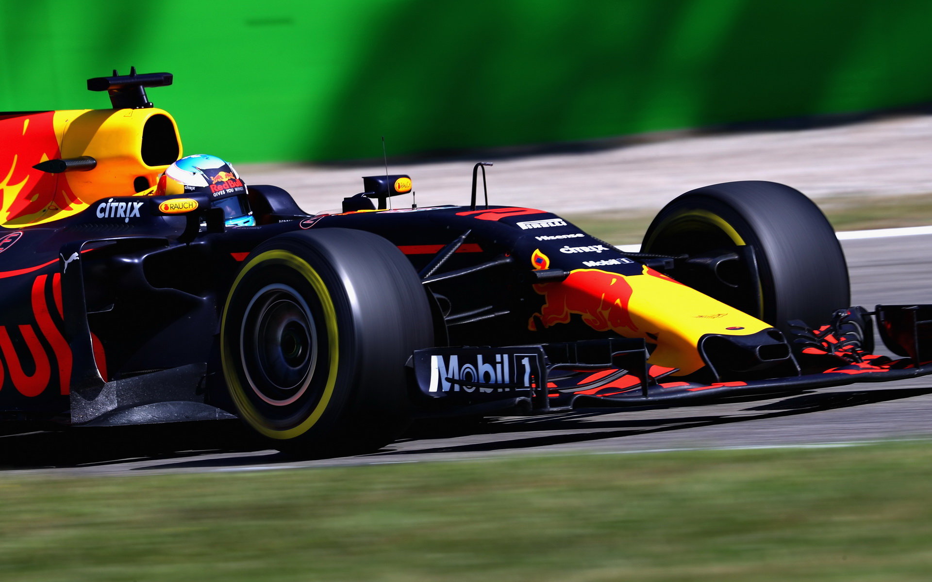Daniel Ricciardo v závodě v Itálii