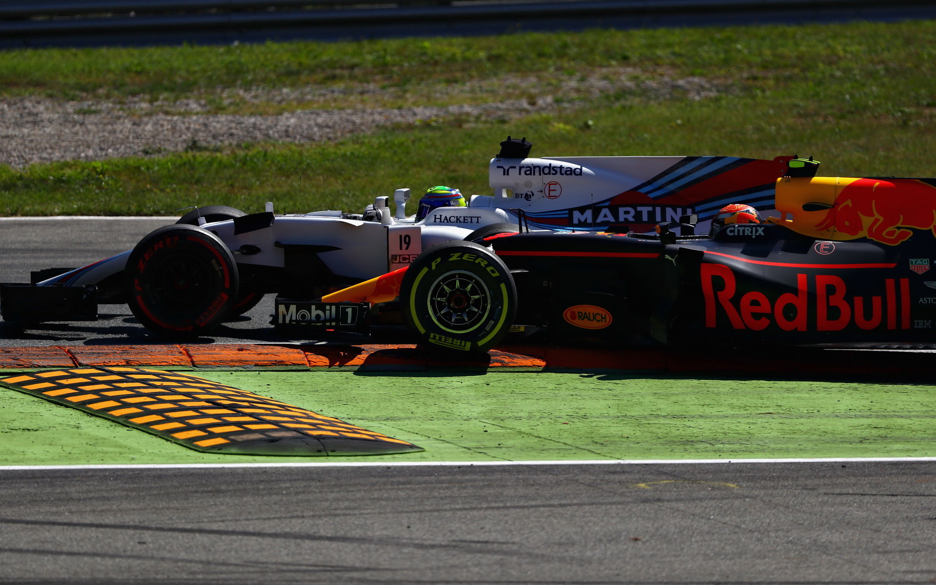 Max Verstappen a Felipe Massa v souboji v závodě v Itálii