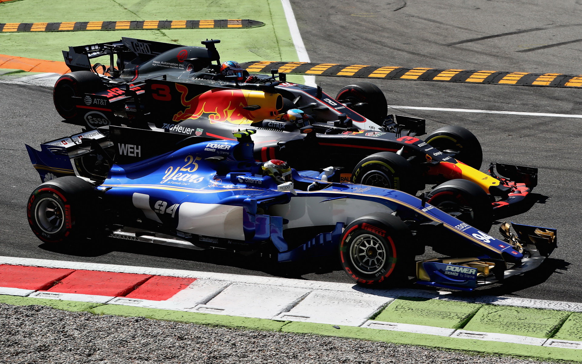 Romain Grosjean, Daniel Ricciardo a Pascal Wehrlein v závodě v Itálii