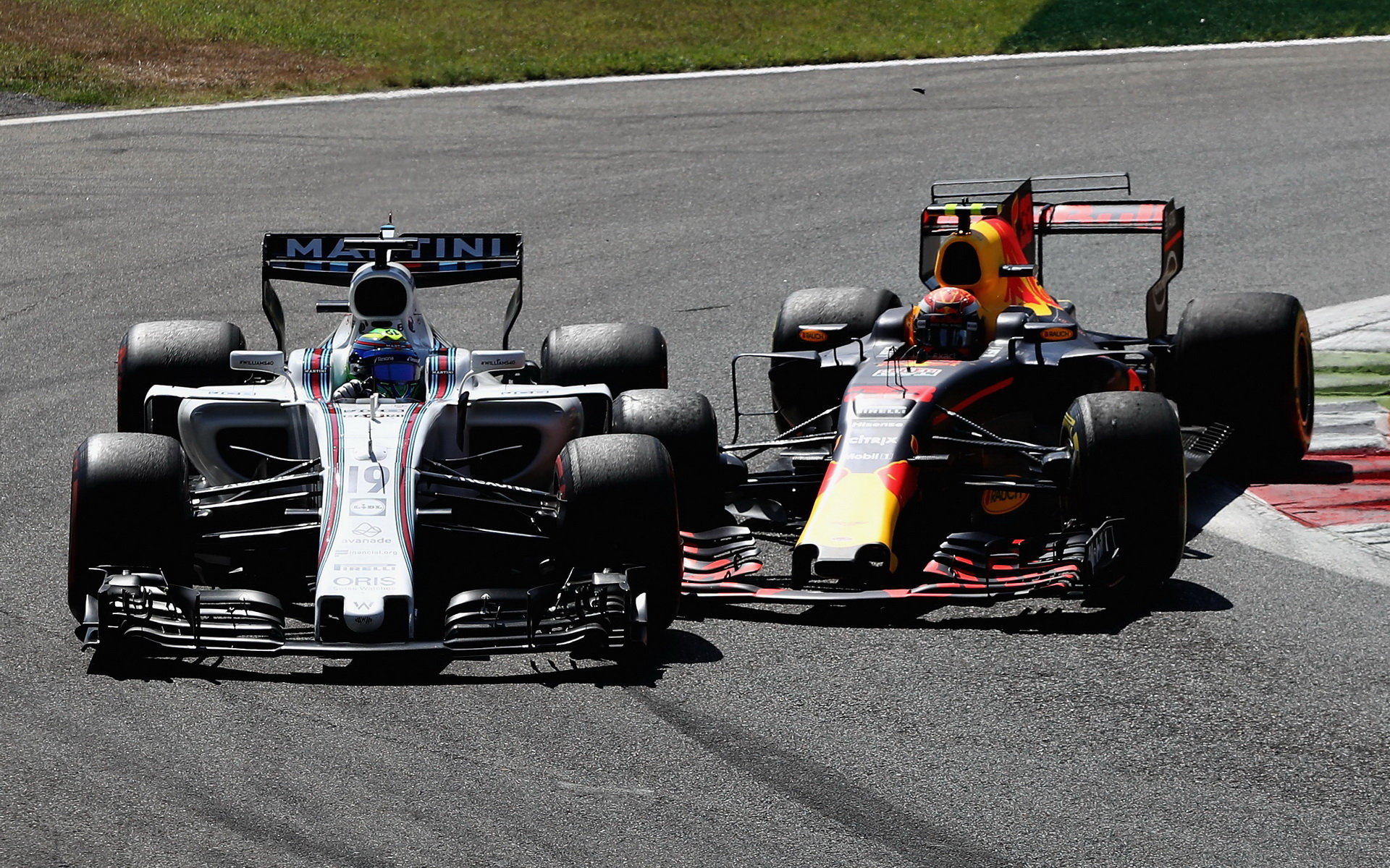Max Verstappen a Felipe Massa ve vzájemném duelu v Monze