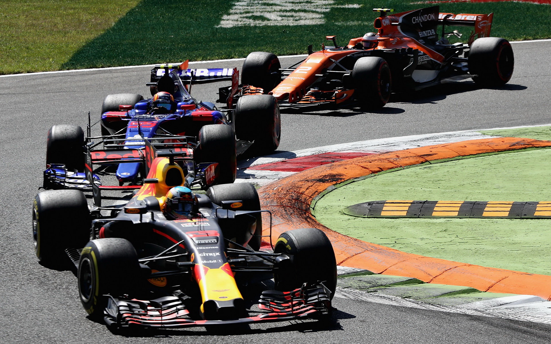 Daniel Ricciardo a Carlos Sainz v závodě v Itálii