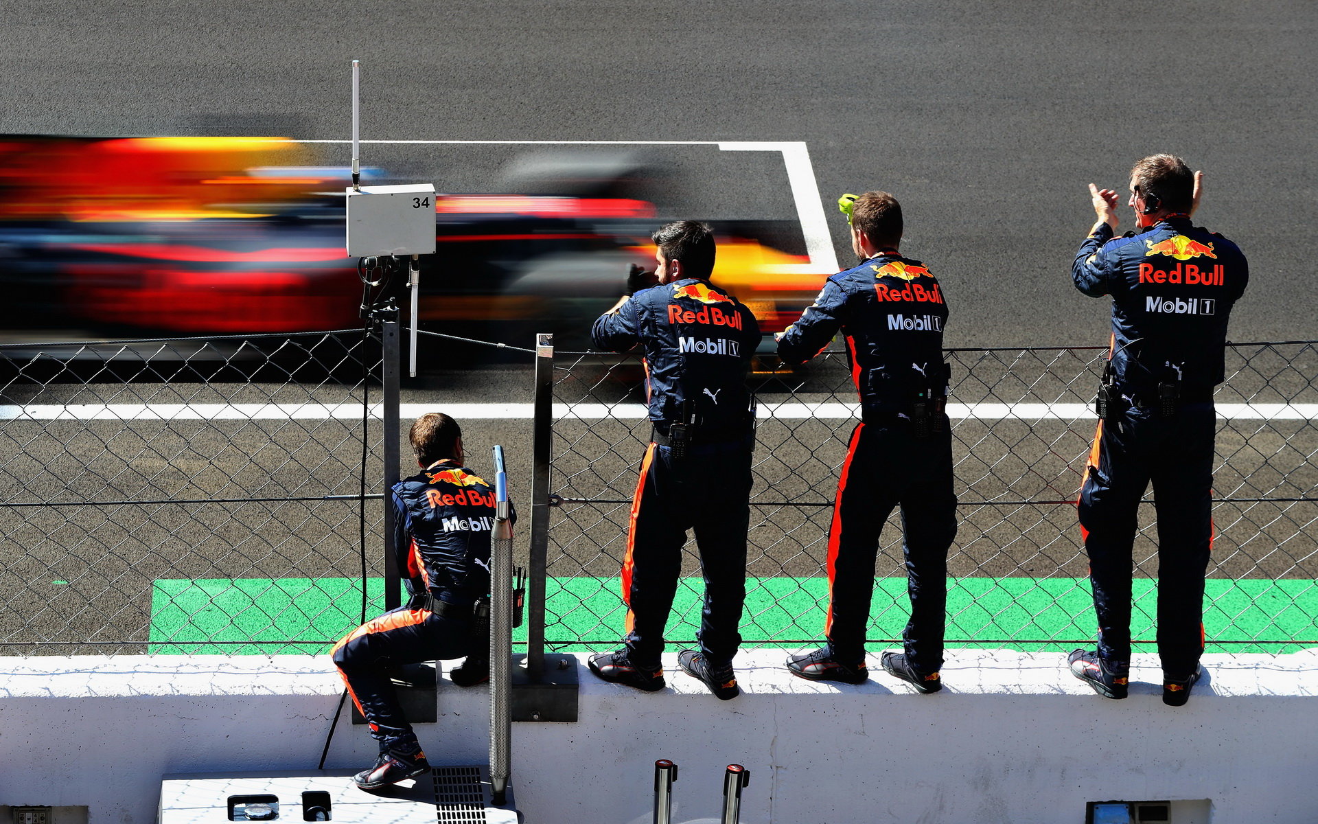 Mechanici týmu Red Bull tleskají Ricciardovi, který si po startu z 16. pozice a závěrečné stíhací jízdě dojel pro 4. místo