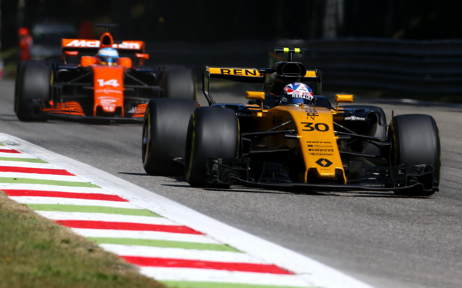 Jolyon Palmer a Fernando Alonso v závodě v Itálii