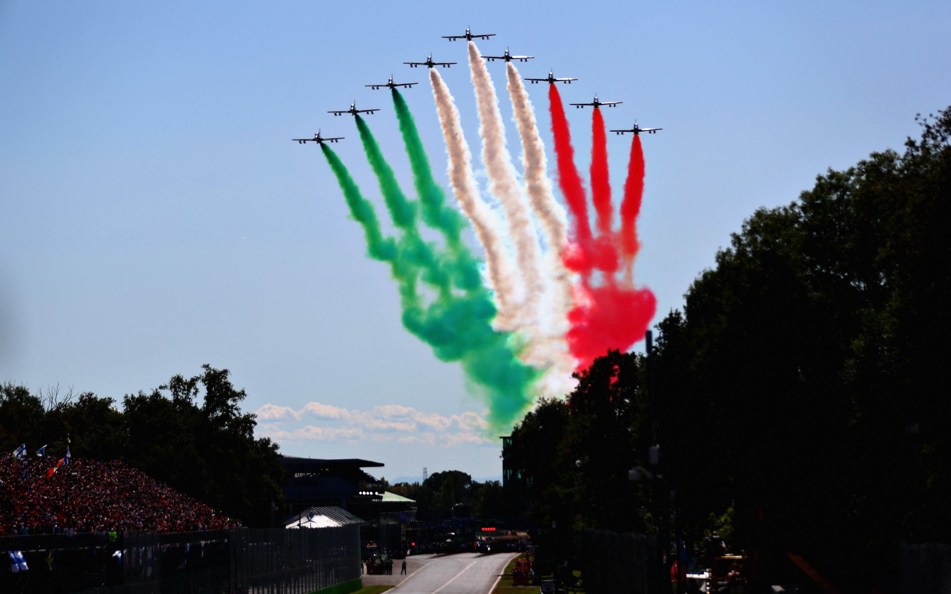 Letecká show před závodem v Itálii