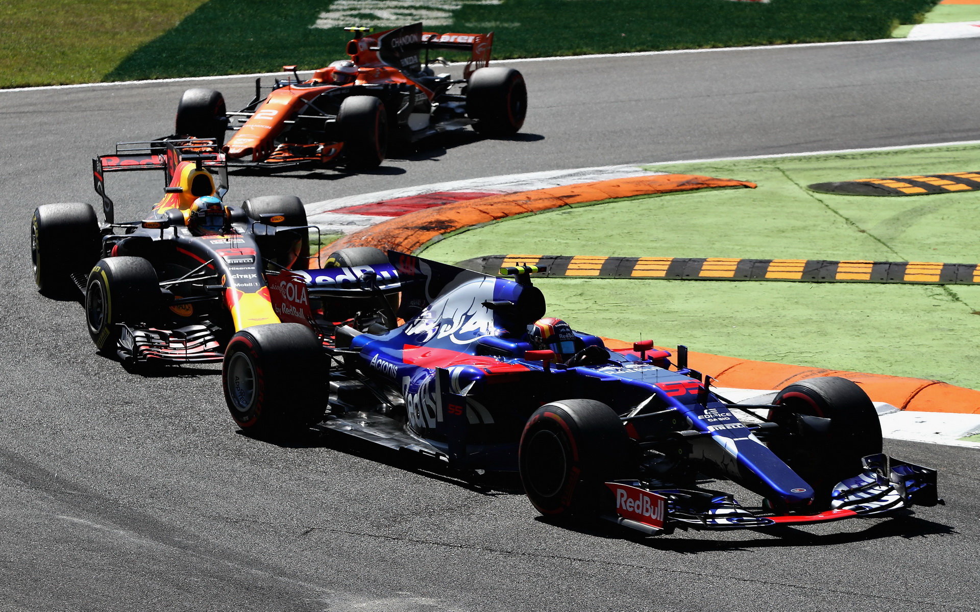 Carlos Sainz, Daniel Ricciardo a Stoffel Vandoorne v závodě v Itálii