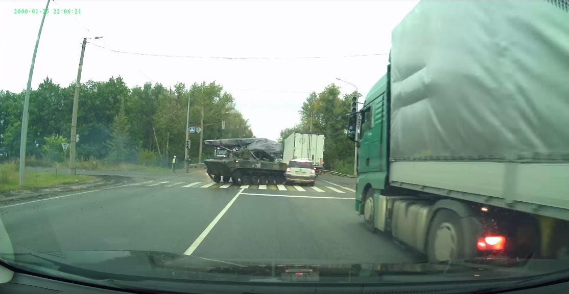 "Driftující" obrněný transportér BMD-2 smetl Škodu Yeti ze silnice