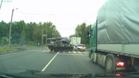 "Driftující" obrněný transportér BMD-2 smetl Škodu Yeti ze silnice
