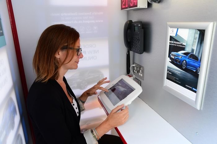 Nejmenší dealerství na světě vlastní Peugeot a má podobu telefonní budky