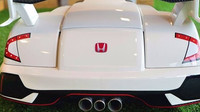 Honda Civic Type R spolu se svou zmenšenou kopií, která vám poseká trávník