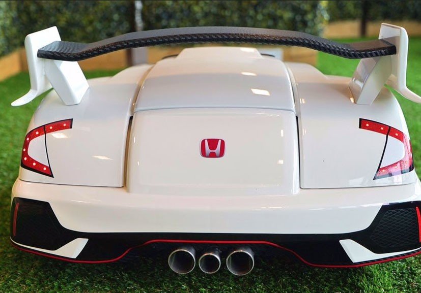Honda Civic Type R spolu se svou zmenšenou kopií, která vám poseká trávník