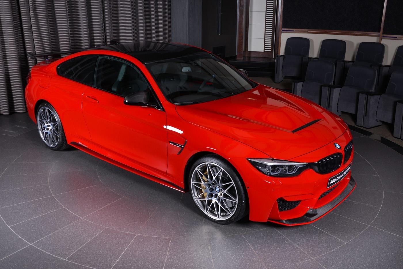 BMW M4 v odstínu Ferrari Red vypadá zatraceně dobře